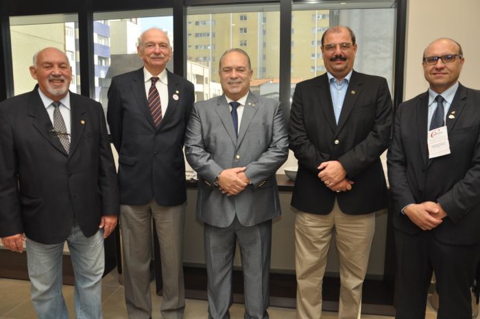 Vice-presidente do CONFEF, João Batista Andreotti Gomes Tojal, presidente do CONFEF, Jorge Steinhilber, presidente do CREF9/PR, Antonio Eduardo Branco, presidente do Conselho Nacional de Educação (CNE), Luiz Roberto Liza Curi e o presidente da Comissão de Ensino Superior do Cref9/PR, Erivelton Fontana Laat - Foto: Letícia Ferrarini Vice-presidente do CONFEF, João Batista Andreotti Gomes Tojal, presidente do CONFEF, Jorge Steinhilber, presidente do CREF9/PR, Antonio Eduardo Branco, presidente do Conselho Nacional de Educação (CNE), Luiz Roberto Liza Curi e o presidente da Comissão de Ensino Superior do Cref9/PR, Erivelton Fontana Laat - Foto: Letícia Ferrarini