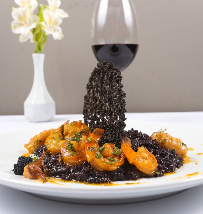 Camarões com arroz negro - Foto: Divulgação