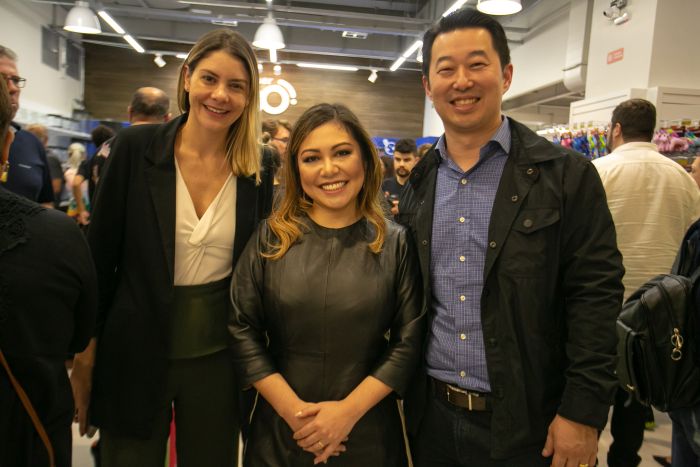 Patrícia Maeoka (ao centro), recebe a gerente de marketing do Shopping Curitiba, Manuella Cordeiro Lopes, e o superintendente, Luciano Koiti Abe, para o coquetel de inauguração da nova loja - Foto : Ebraim Martini Patrícia Maeoka (ao centro), recebe a gerente de marketing do Shopping Curitiba, Manuella Cordeiro Lopes, e o superintendente, Luciano Koiti Abe, para o coquetel de inauguração da nova loja - Foto : Ebraim Martini