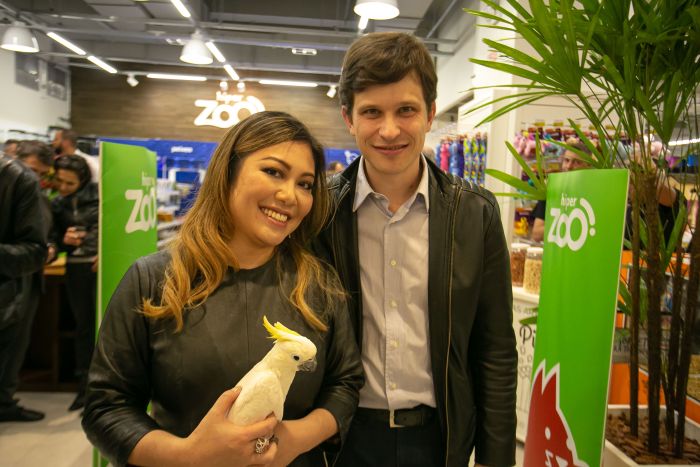 Patrícia Maeoka e o marido, Eduardo Aisengart Accioly, celebram a inauguração do HiperZoo Shopping Curitiba, com a mascote da loja, Chloe - Foto: Ebraim Martini Patrícia Maeoka e o marido, Eduardo Aisengart Accioly, celebram a inauguração do HiperZoo Shopping Curitiba, com a mascote da loja, Chloe - Foto: Ebraim Martini
