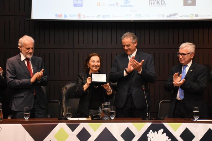 Professora Ode Medauar é homenageada durante o evento - Foto: Bebel Ritzmann Professora Ode Medauar é homenageada durante o evento - Foto: Bebel Ritzmann