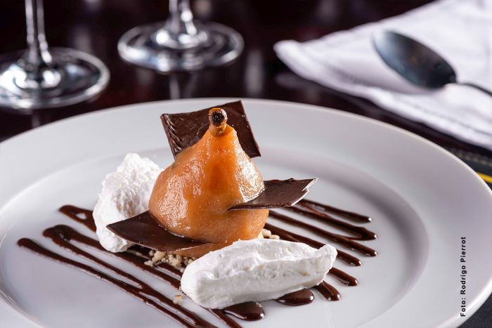 Pera cozida no vinho e especiarias com calda de chocolate e chantilly - Foto: Rodrigo Pierrot Pera cozida no vinho e especiarias com calda de chocolate e chantilly - Foto: Rodrigo Pierrot