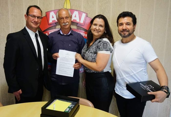 Alexandre Gardolinski, gerente comercial de graduação; Coronel Altair Mariot, presidente da AMAI; Melissa Diaz, diretora acadêmica de graduação da Faculdade Inspirar; e Sargento Dario Junior, coordenador de comunicação da AMAI - Foto: Divulgação AMAI Alexandre Gardolinski, gerente comercial de graduação; Coronel Altair Mariot, presidente da AMAI; Melissa Diaz, diretora acadêmica de graduação da Faculdade Inspirar; e Sargento Dario Junior, coordenador de comunicação da AMAI - Foto: Divulgação AMAI