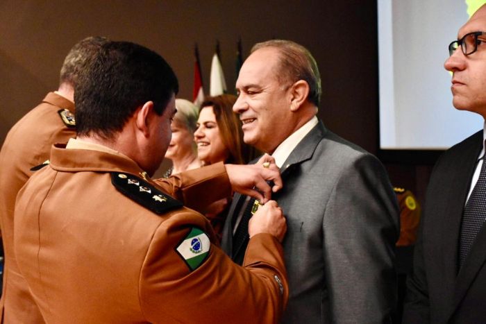 Presidente do CREF9/PR Antonio Eduardo Branco, recebendo homenagem - Foto: Bebel Ritzmann