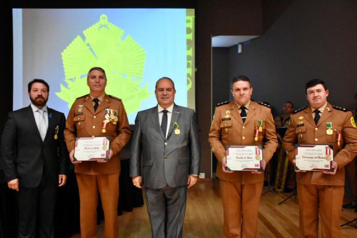 Branco ao centro com os homenageados no aniversário do CEFID - Foto: Bebel Ritzmann