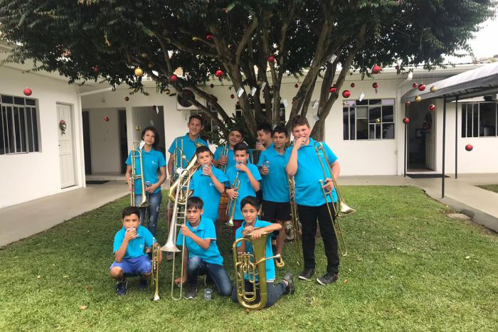 Os pequenos músicos sob a pitangueira natalina do Grupo OM - Foto: Divulgação Os pequenos músicos sob a pitangueira natalina do Grupo OM - Foto: Divulgação
