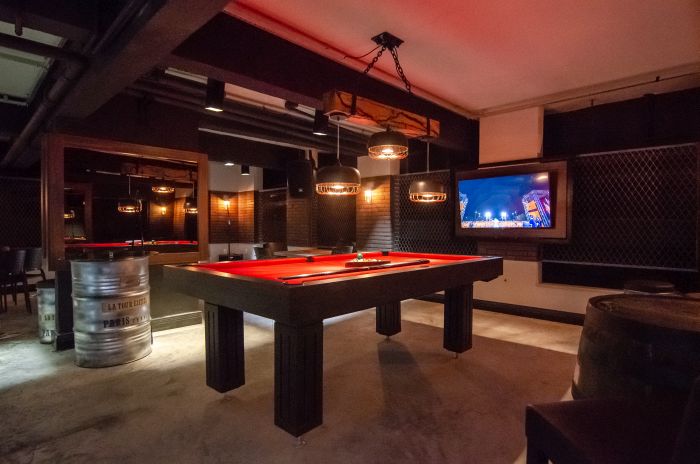 O Basement, área com mesa de sinuca e televisão. Espaço dedicado ao relaxamento e interação dos clientes da YouDO - Foto: Lucas Ferreira