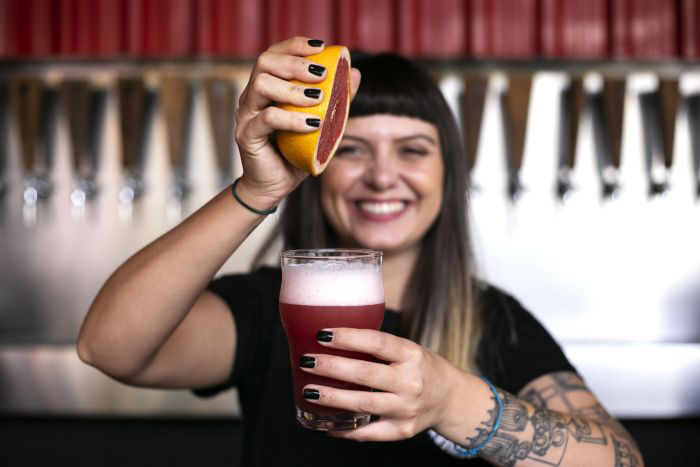 Marina Milani é beer sommelier no We Are Bastards Pub - Foto: Carol Costa