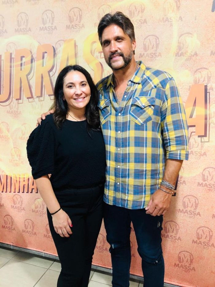 Kely Souza, diretora do grupo KF e o cantor Léo ChavesFoto: Divulgação