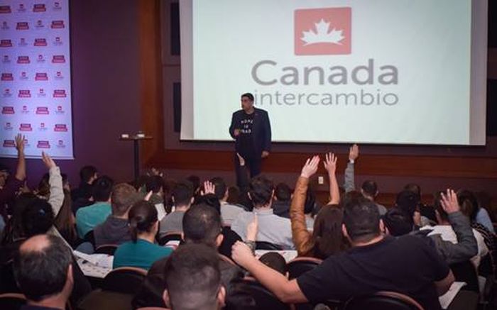 Ed Santos – sócio-fundador da Canada Intercambio e especialista em imigração - em uma das ExpoCanada no Brasil - Foto: Divulgação Ed Santos – sócio-fundador da Canada Intercambio e especialista em imigração - em uma das ExpoCanada no Brasil - Foto: Divulgação
