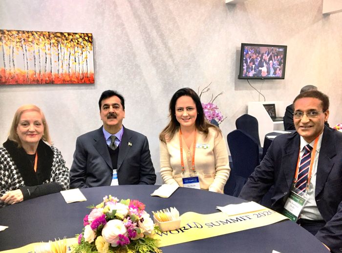 Vera Tabach, primeiro ministro do Paquistão Yousuf Raza Gillani, Pricila Menin e Boubacar Diallo, vice presidente da UPF no Brasil - Foto: Divulgação Vera Tabach, primeiro ministro do Paquistão Yousuf Raza Gillani, Pricila Menin e Boubacar Diallo, vice presidente da UPF no Brasil - Foto: Divulgação