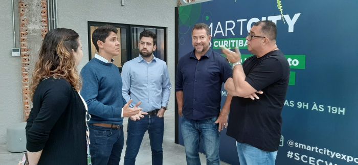 Sócios diretores do iCities, Eduardo Marques, Caio Castro e Beto Marcelino (os três ao centro) apresentaram as novidades à imprensa - Foto: Divulgação