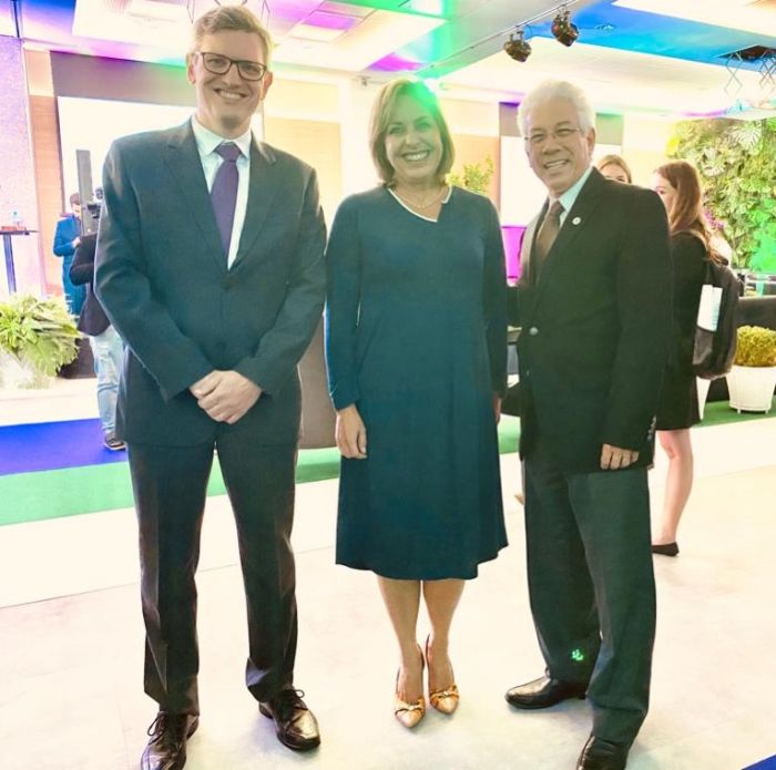O diretor de Mercado e Comunicação da Unimed-PR, Alexandre Bley; a presidente da Ahopar, Marcia Rangel de Abreu, e o presidente da Associação Médica do Paraná, Nerlan de Carvalho - Foto: Divulgação O diretor de Mercado e Comunicação da Unimed-PR, Alexandre Bley; a presidente da Ahopar, Marcia Rangel de Abreu, e o presidente da Associação Médica do Paraná, Nerlan de Carvalho - Foto: Divulgação