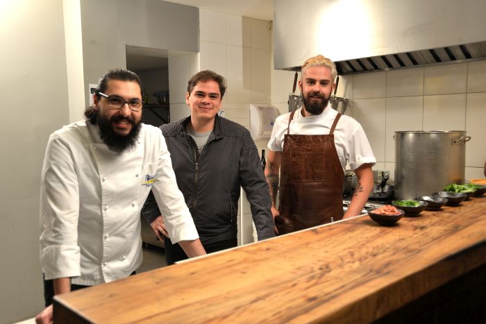 O chef Henrique Campos, João Bataglin e o chef André Pionteke - Foto: Marcos Campos O chef Henrique Campos, João Bataglin e o chef André Pionteke - Foto: Marcos Campos