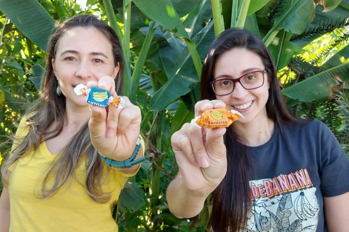 As empresárias Rafaela Takasaki Correa, da Antonina, e Bárbara Krenk, da Bananina, comemoram a obtenção do registro de IG. Crédito da foto: Divulgação
