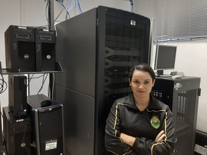 A mestranda Leila Fabiola no Datacenter da PM de Curitiba - Foto: Arquivo pessoal
