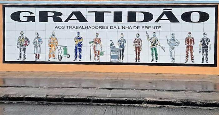 Painel foi instalado na sexta-feira (25), próximo ao endereço da ACGB / Vida Urbana na Avenida Marechal Floriano Peixoto: homenagem ao motoboy, à médica, ao frentista, ao gari e à policial militar, entre outros - Foto: Divulgado Painel foi instalado na sexta-feira (25), próximo ao endereço da ACGB / Vida Urbana na Avenida Marechal Floriano Peixoto: homenagem ao motoboy, à médica, ao frentista, ao gari e à policial militar, entre outros - Foto: Divulgado